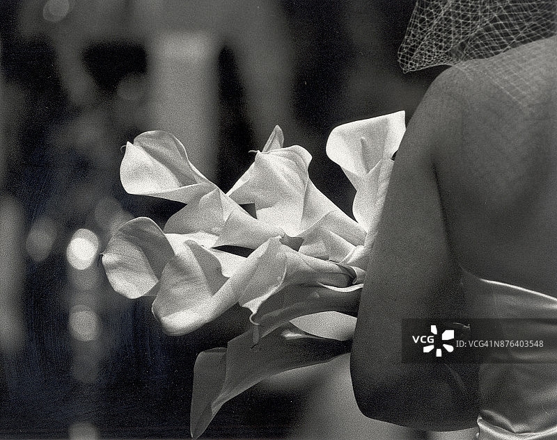 新娘手捧白色马蹄莲婚礼花束图片素材