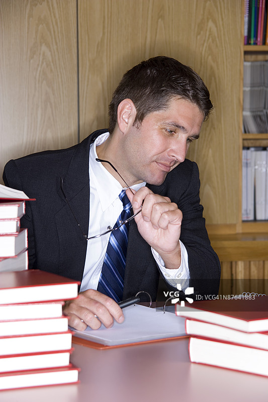 商人正在翻阅书籍图片素材