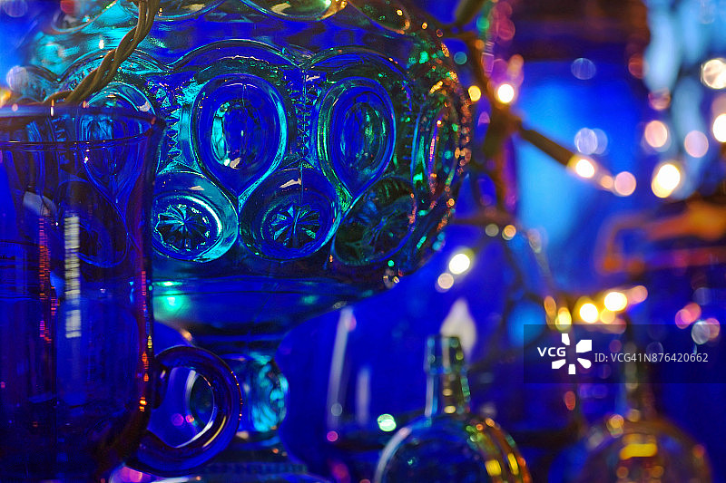 蓝色古董玻璃摆件图片素材