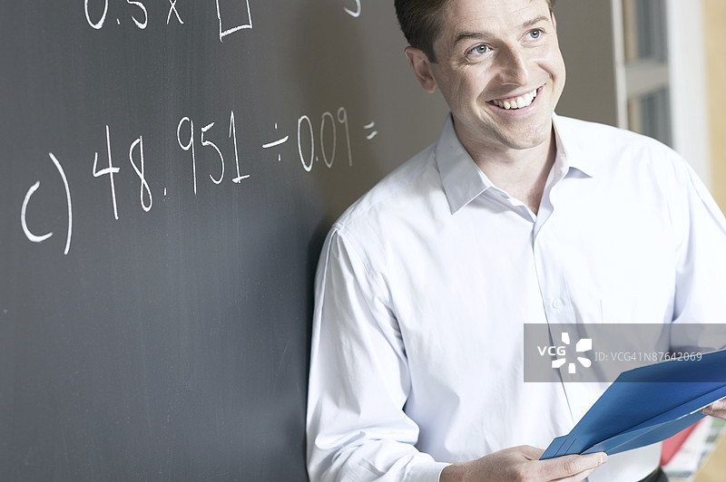 老师站在黑板旁边图片素材