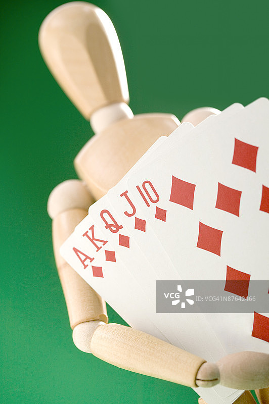 手持卡片的木制人偶图片素材