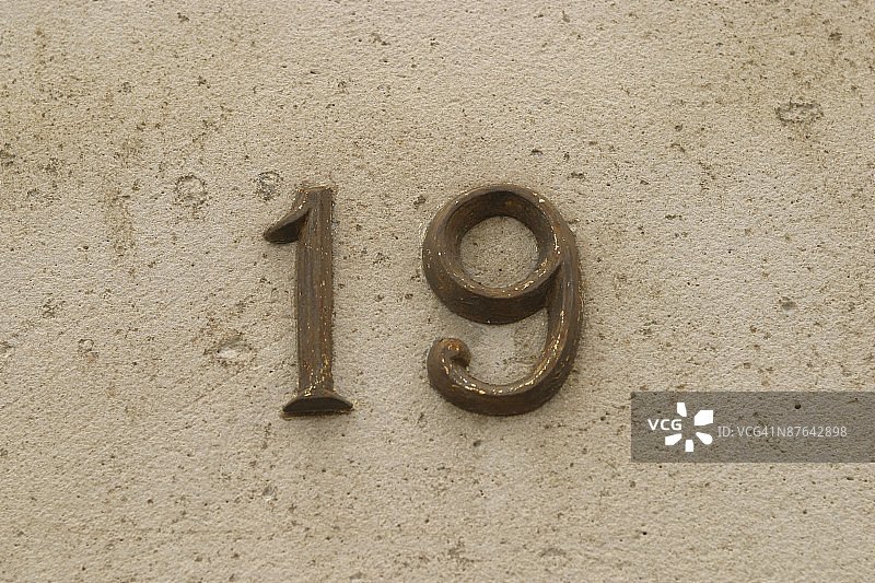 石膏墙上的数字19图片素材