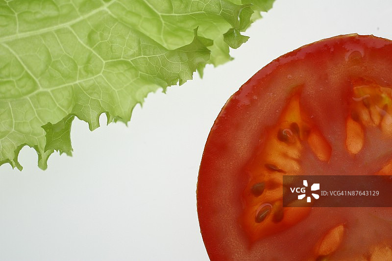 新鲜番茄片和生菜叶图片素材