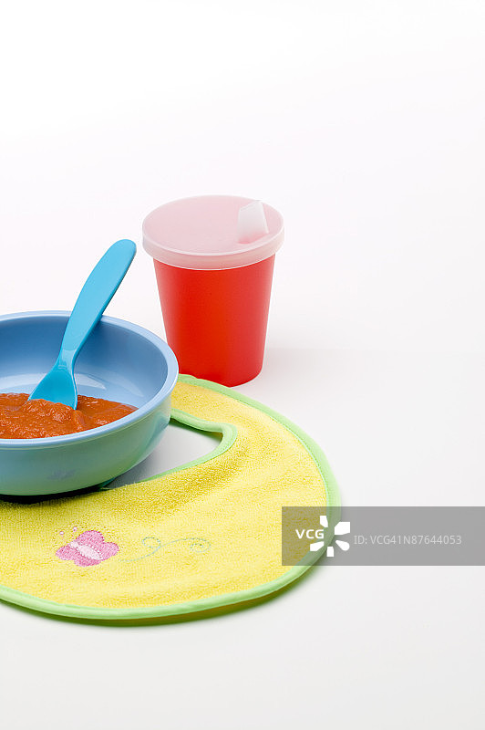 杯子、食物碗和围兜图片素材