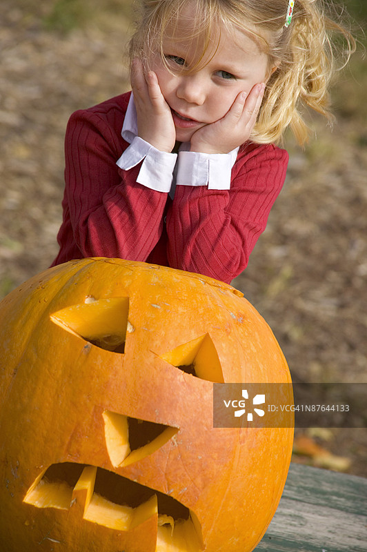 女孩与南瓜灯图片素材