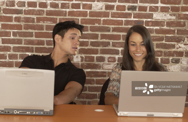 在办公室工作的商务人士图片素材