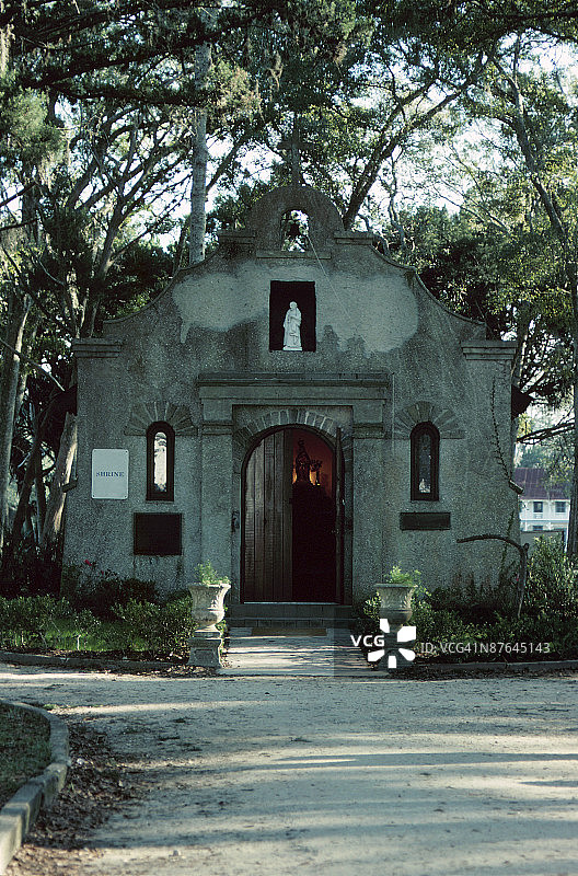 打开教堂门的人图片素材