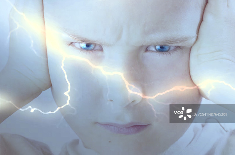 闪电划过男孩的脸庞图片素材