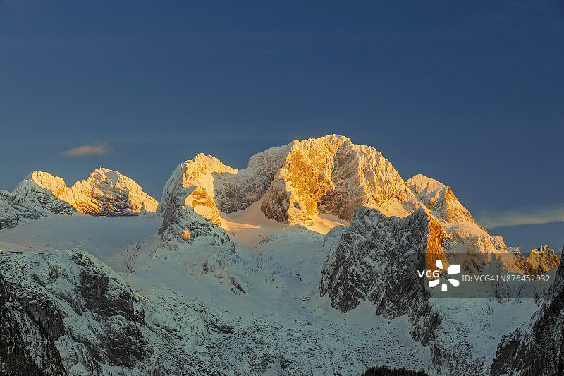 冬季达赫施泰因山的阿尔卑斯光辉图片素材