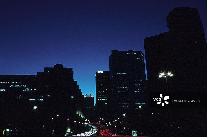 夜晚繁忙的城市图片素材