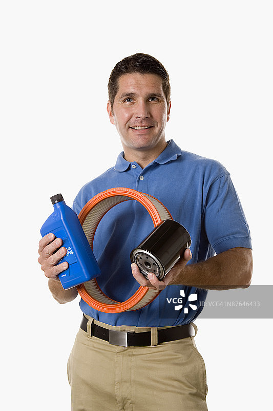 男人拿着汽车用品图片素材