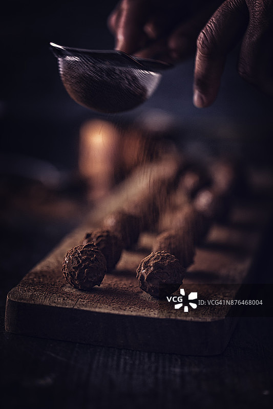 精制巧克力松露果仁糖图片素材