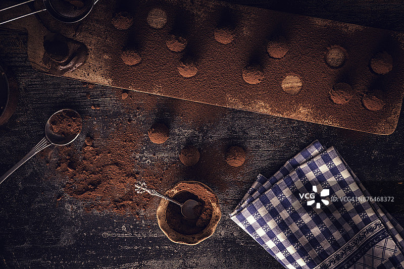 精制巧克力松露果仁糖图片素材