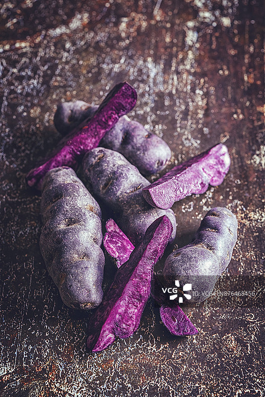 乡村背景下的有机紫土豆图片素材