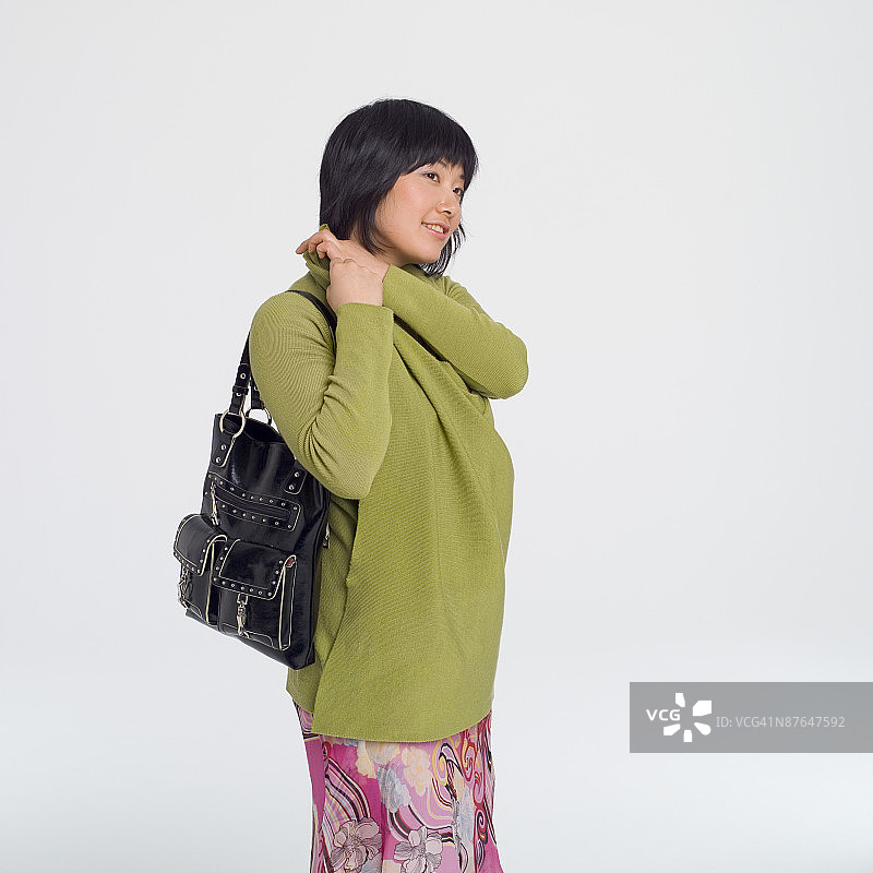 披着毛衣的女人图片素材