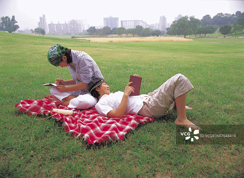 朋友们在公园里看书图片素材