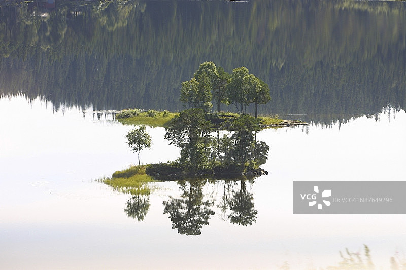 湖中岛屿图片素材