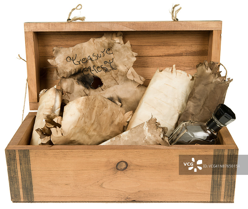 正面视图的打开的雪松海盗箱图片素材