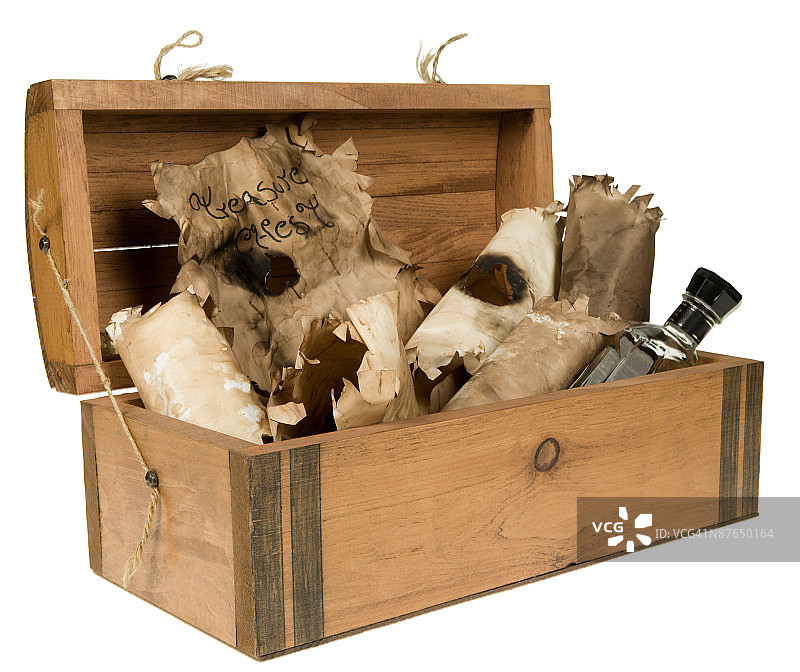 打开的雪松海盗宝箱及物品图片素材