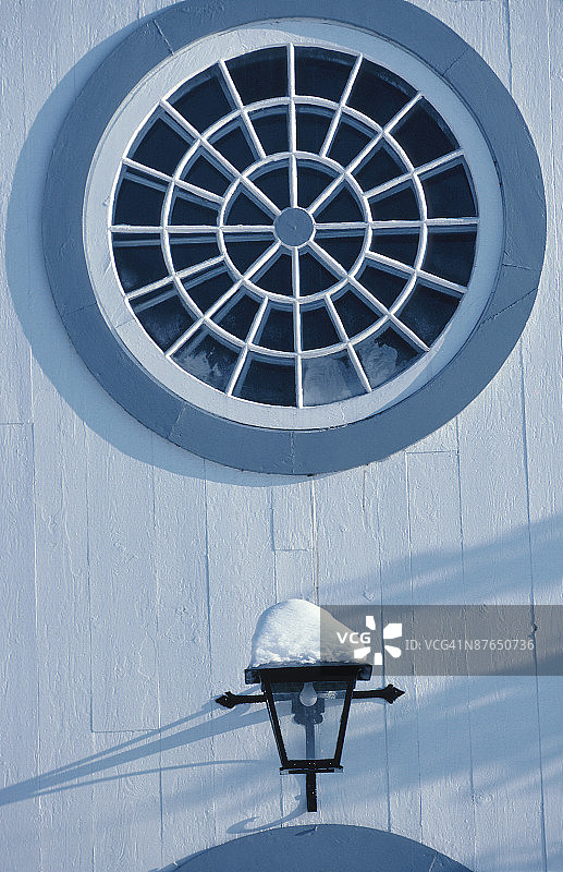 带圆形窗户的建筑外观图片素材