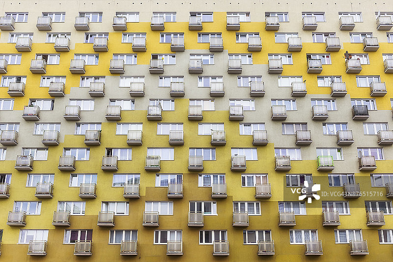 老式公寓楼里的一排阳台图片素材
