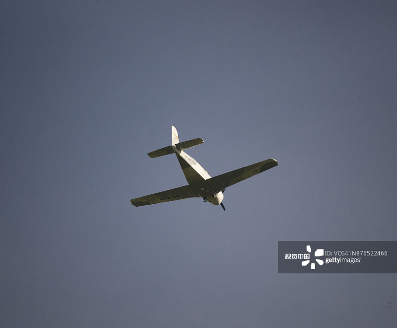 欧洲，奥地利萨尔茨堡地区：螺旋桨飞机飞近萨尔茨堡机场图片素材