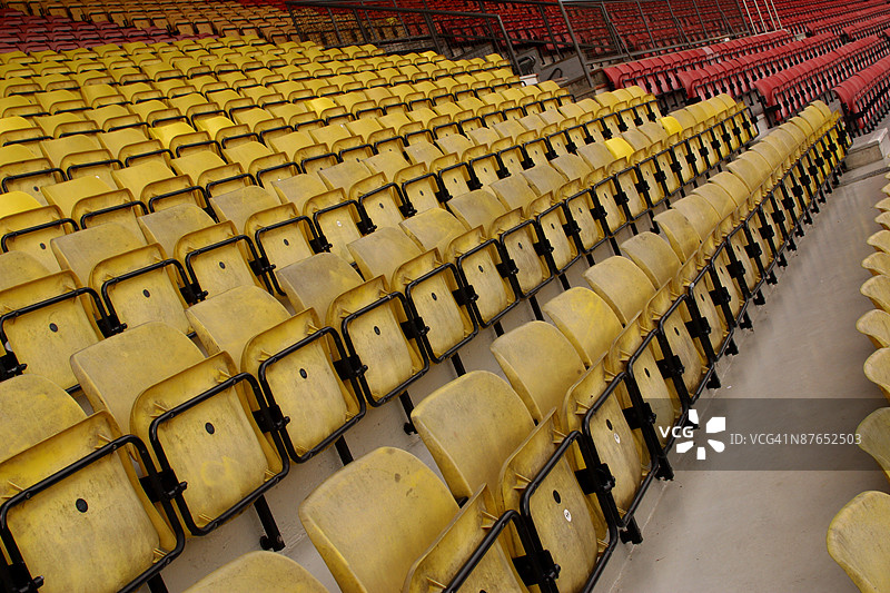 体育场内排成行的空座位图片素材