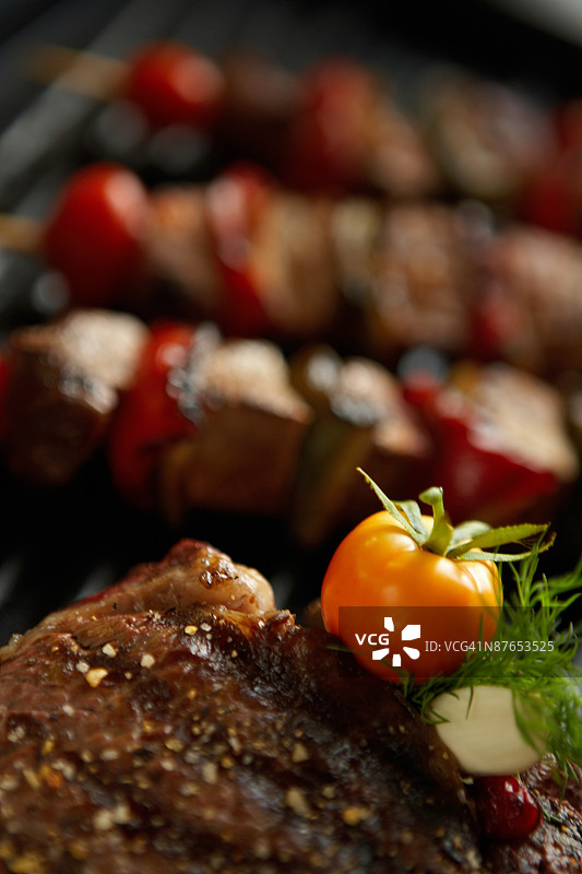 烤架上的牛排和串烧肉图片素材