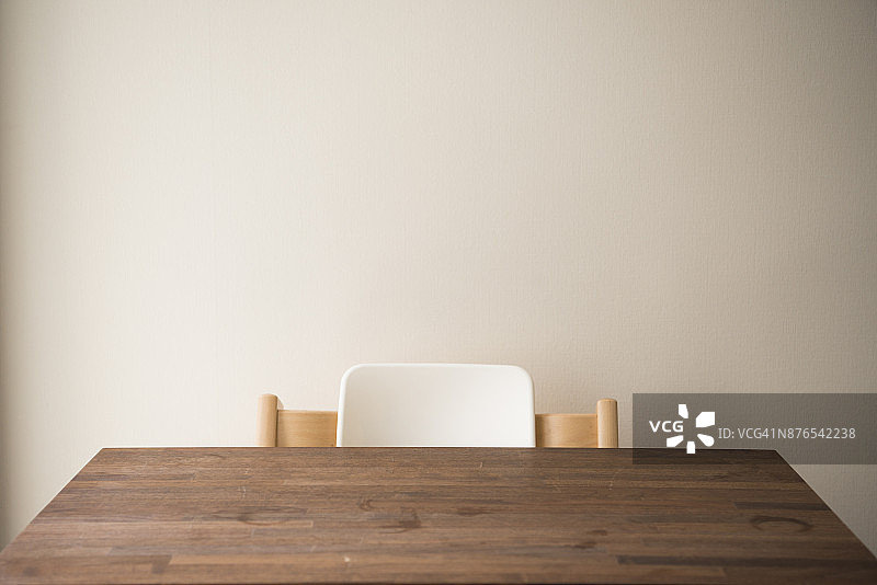 婴儿椅和木制桌子图片素材