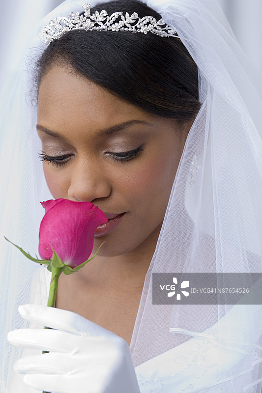 新娘闻玫瑰花图片素材