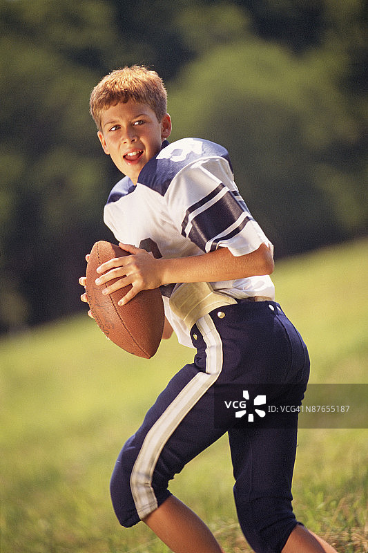拿着橄榄球的高中四分卫图片素材