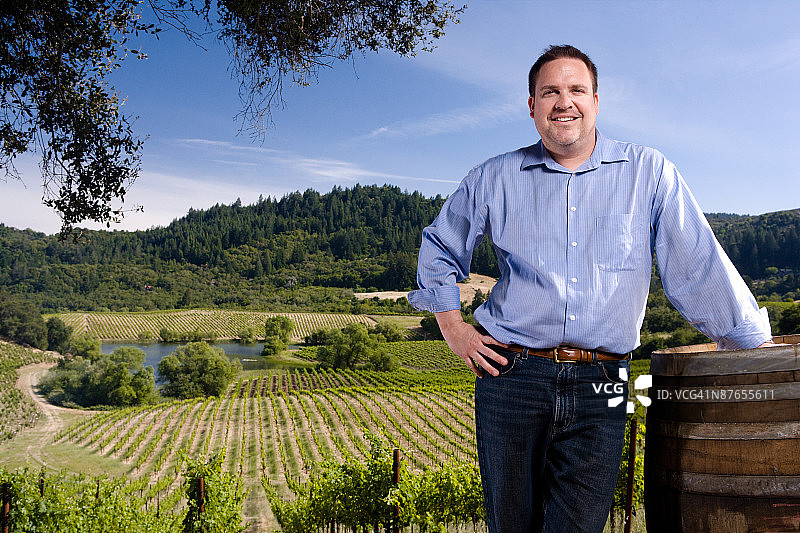 在索诺玛谷葡萄园摆姿势的男人图片素材