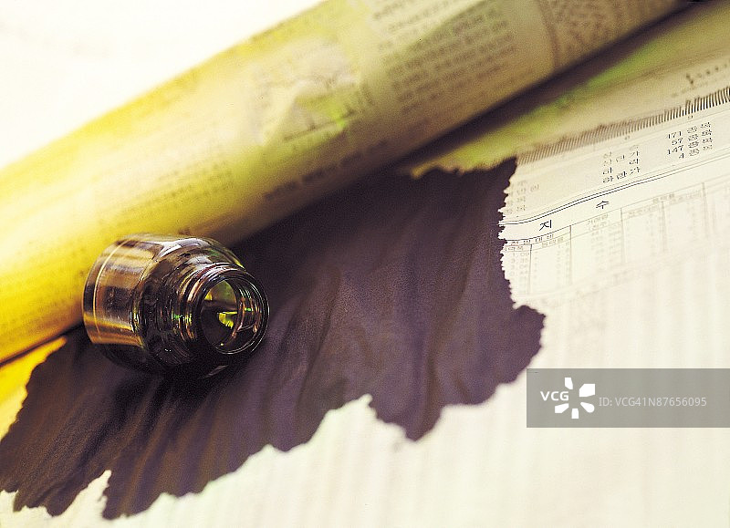 墨水洒在分类账簿上图片素材