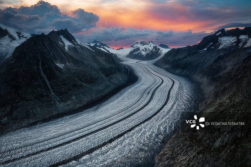 多云日落下的阿莱奇冰川图片素材