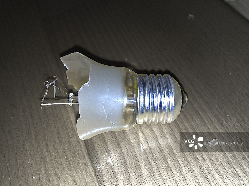 破碎的白炽灯泡图片素材