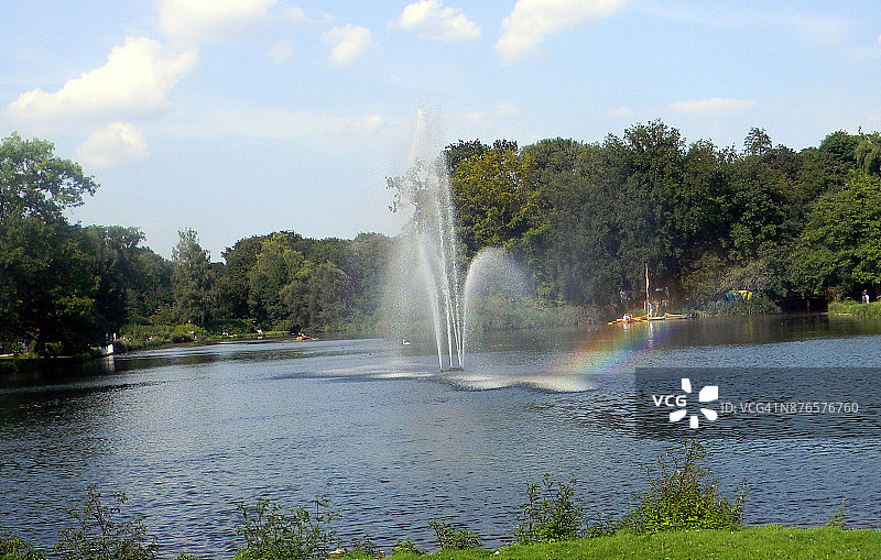 德国巴特萨尔茨乌夫伦湖中的山图片素材