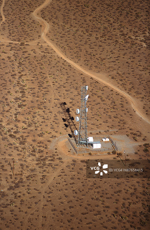沙漠中的无线电塔航拍图片素材