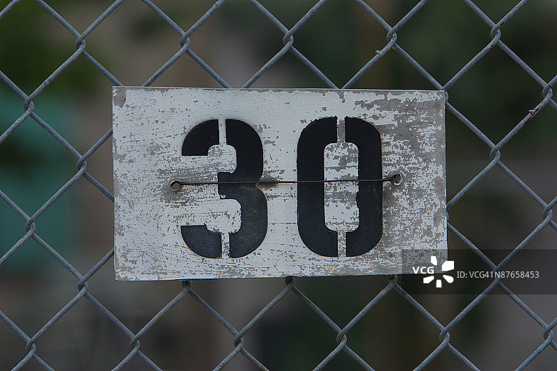 铁丝网上数字30标志图片素材