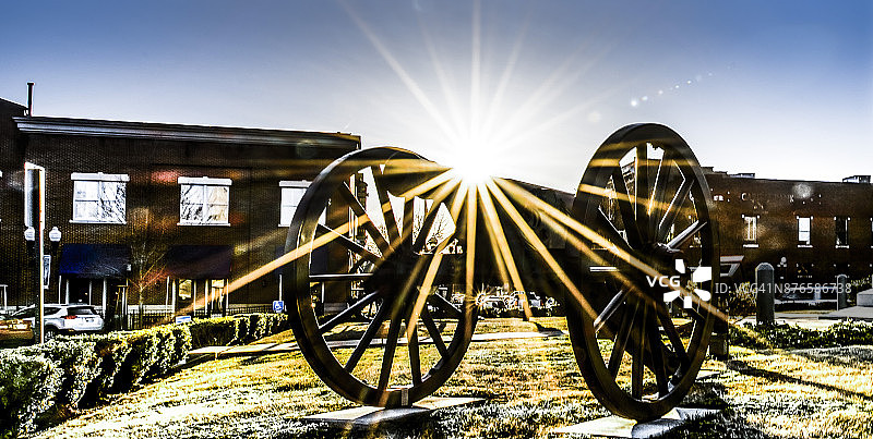 城镇广场上的老式南北战争大炮上的太阳星图片素材