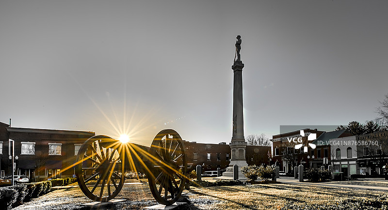 城镇广场上的老式南北战争大炮上的太阳星图片素材