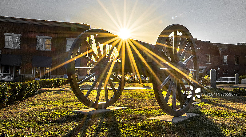 城镇广场上的老式南北战争大炮上的太阳星图片素材