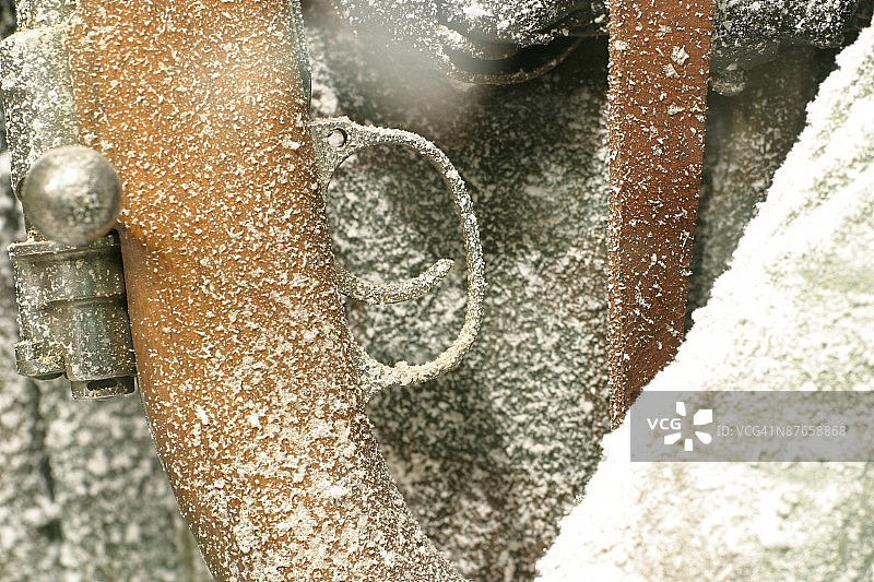 沾满灰尘的步枪特写图片素材