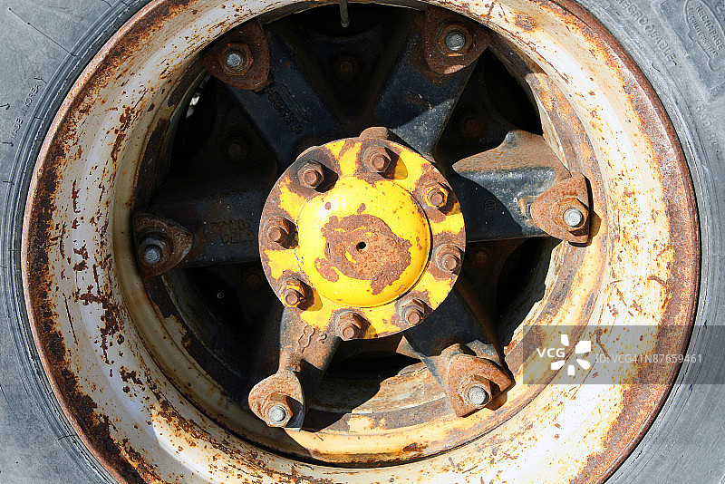 柴油卡车车轮特写图片素材