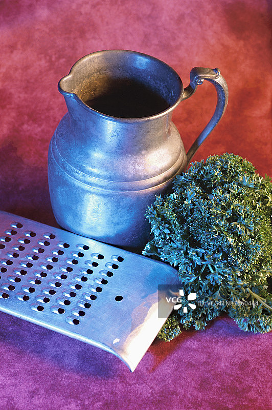 锡制水罐、钢制磨碎器与欧芹图片素材