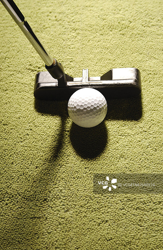 高尔夫球推杆和球图片素材