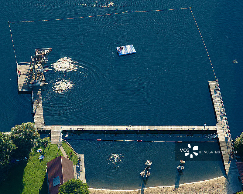 默尔纳湖的游泳区鸟瞰图图片素材