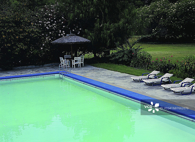 泳池和后院沙滩椅图片素材