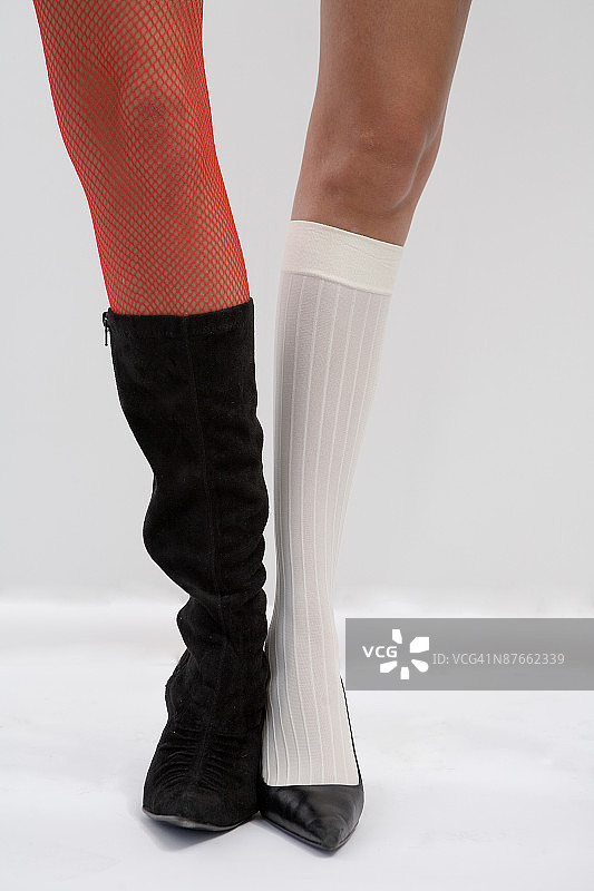 穿着不搭配长袜的女人的腿部图片素材