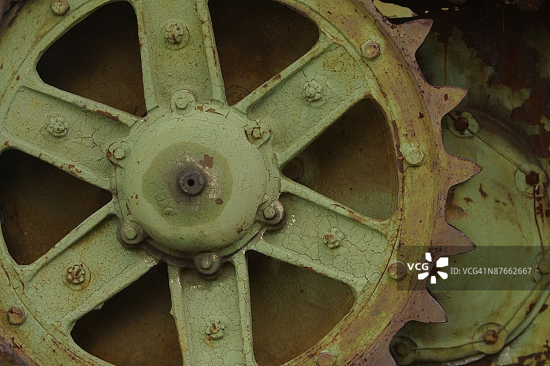 绿色储罐上的齿轮图片素材