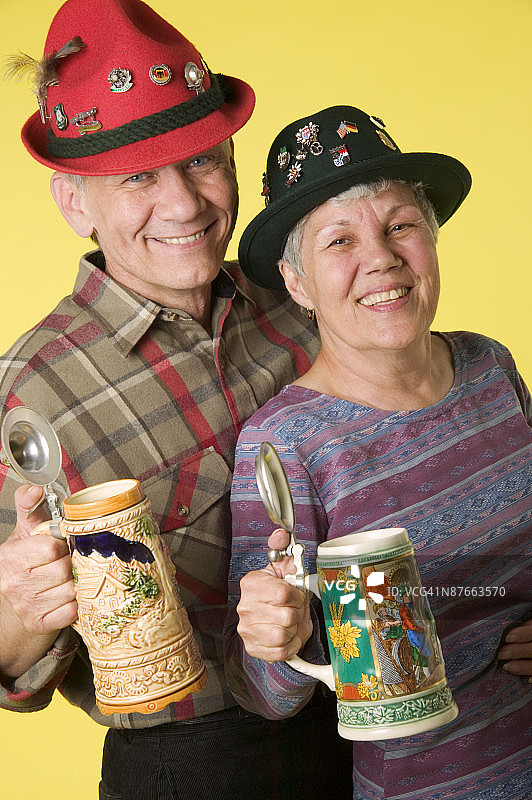 中年夫妇举起啤酒杯庆祝图片素材